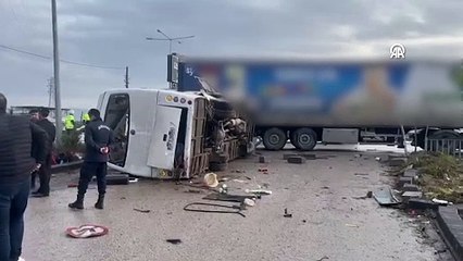 Okul servisi ile tırın çarpışması sonucu 26 kişi yaralandı