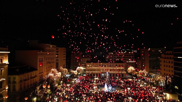Η «νύχτα των ευχών» στην Αθήνα: Χιλιάδες φαναράκια στον ουρανό την Παραμονή των Χριστουγέννων