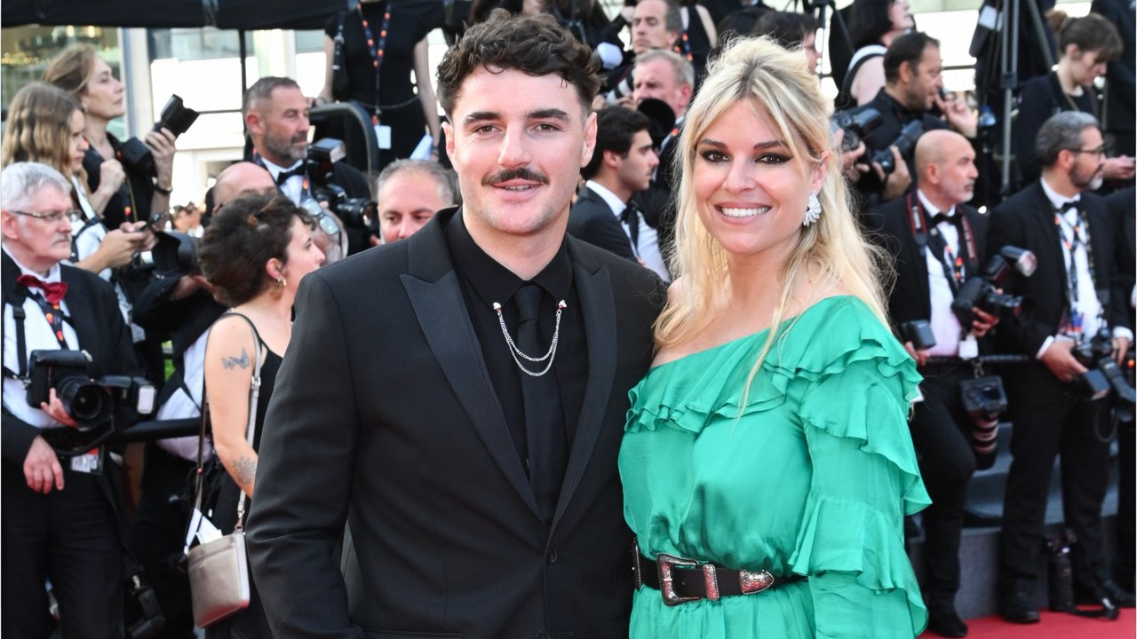 GALA VIDEO - Sophie Tapie enceinte, elle affiche fièrement son ventre arrondi aux côtés de son chéri Baptiste et leur fils