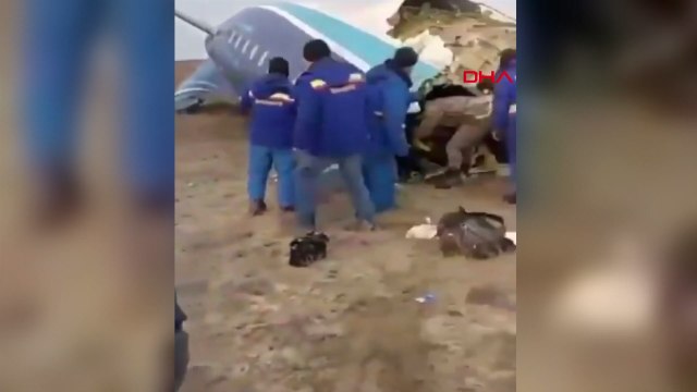 Kazakistan’da düşen yolcu uçağından kurtulan yolcular böyle görüntülendi