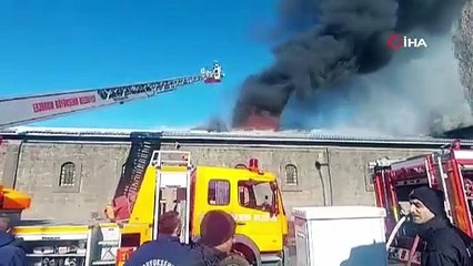 Askeri depo olarak kullanılan tarihi ambarda büyük yangın