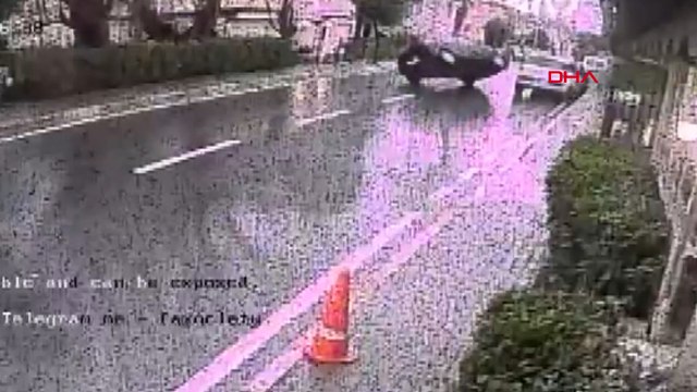 Avcılar'da park halindeki otomobile çarparak takla attı; kaza kamerada