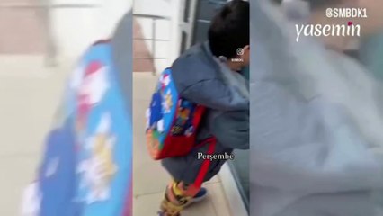 Eve gelir gelmez annesine ilk sorduğu soru "Yemekte ne var?" olan minik çocuk...