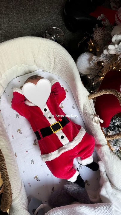 Νίκα –  Αργυρός: Έντυσαν τον ενός μήνα γιο τους Άγιο Βασίλη ανήμερα των Χριστουγέννων