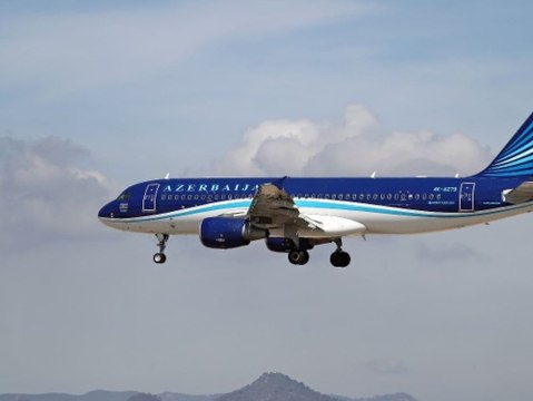 Flugzeug aus Aserbaidschan stürzt in Kasachstan ab und explodiert