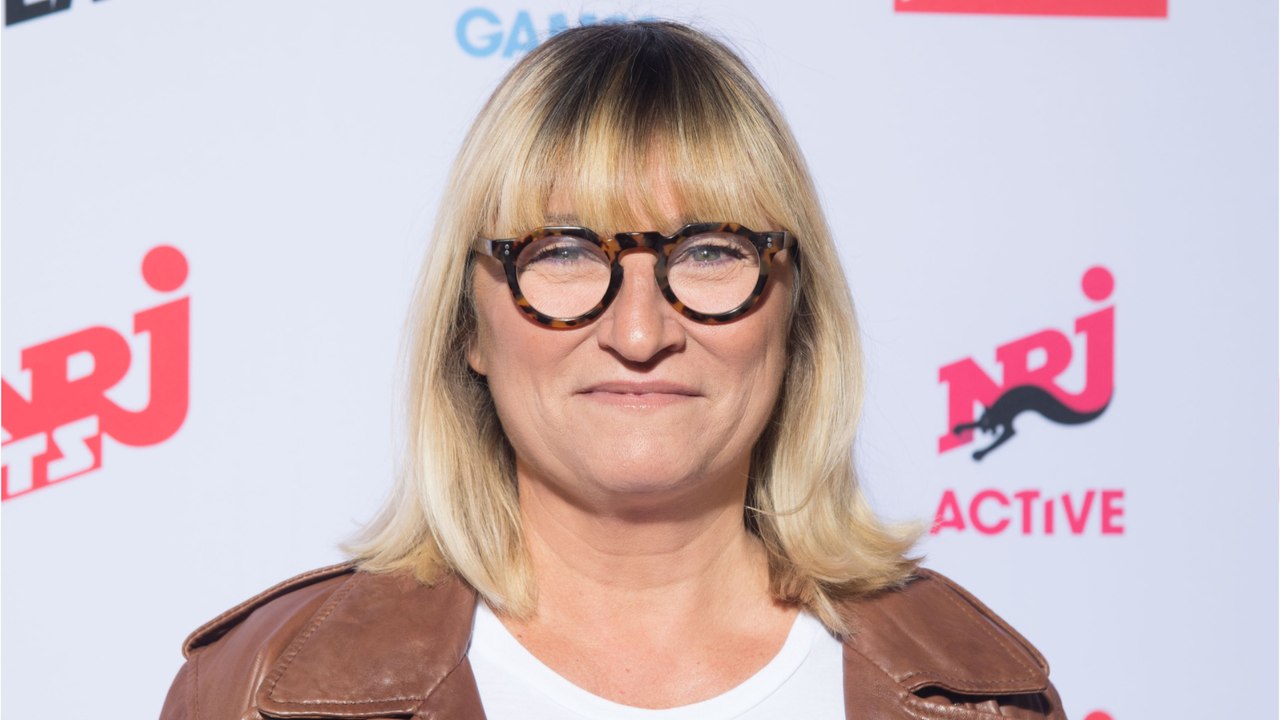 GALA VIDÉO - Christine Bravo sans ses enfants pour Noël mais… son réveillon rose bonbon depuis la Corse en met plein la vue !