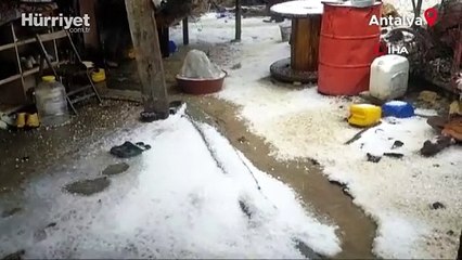 Antalya’da sağanak yağmur sonrası dolu yağdı