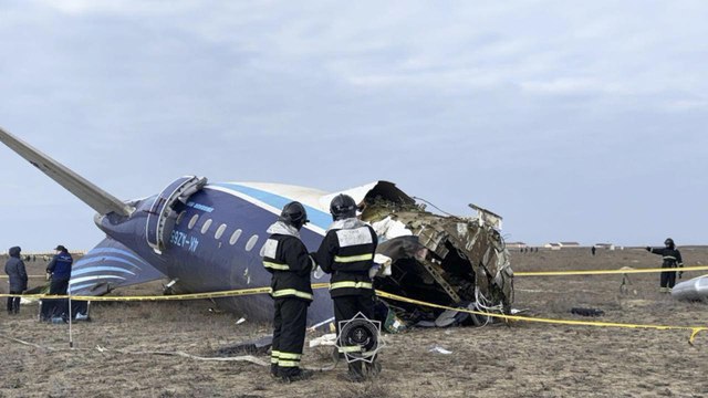 Un avión de Azerbaiyan Airlines se estrella en Kazajistán