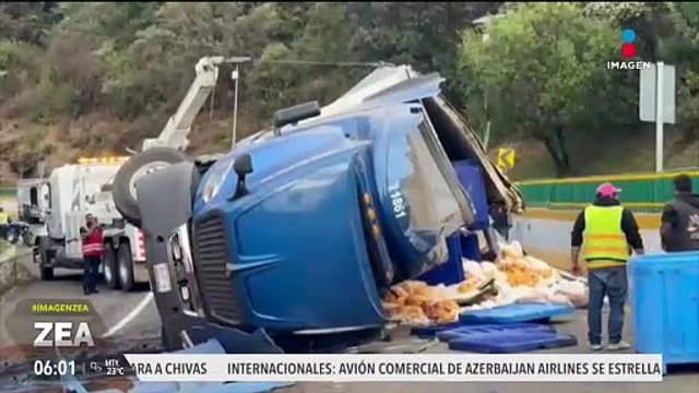 Tráiler cargado con pollos congelados vuelca en la autopista México-Cuernavaca