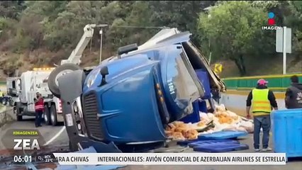Tráiler cargado con pollos congelados vuelca en la autopista México-Cuernavaca