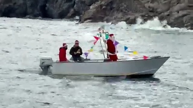 Il video di Babbo natale che a Lipari sfida le onde per portare i doni ai bambini