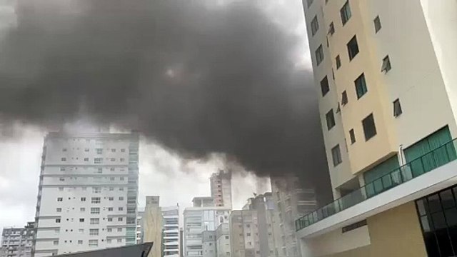 Incêndio de grandes proporções atinge supermercado em SC