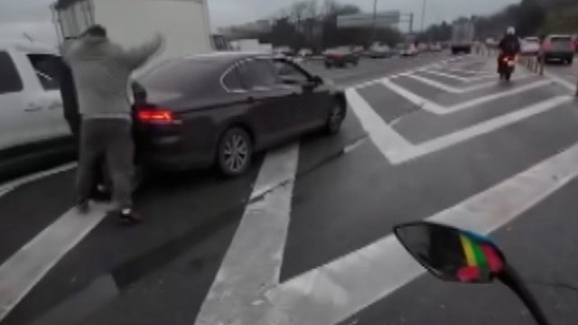 Sürücülerin yumruklu yol kavgası kemarada