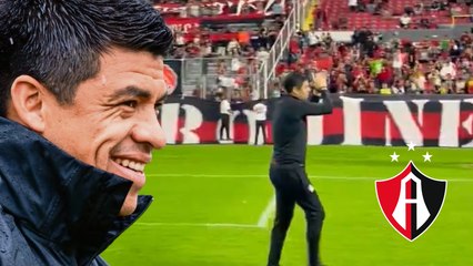 Gonzalo Pineda es ovacionado por la afición de Atlas tras entrenamiento a puerta abierta