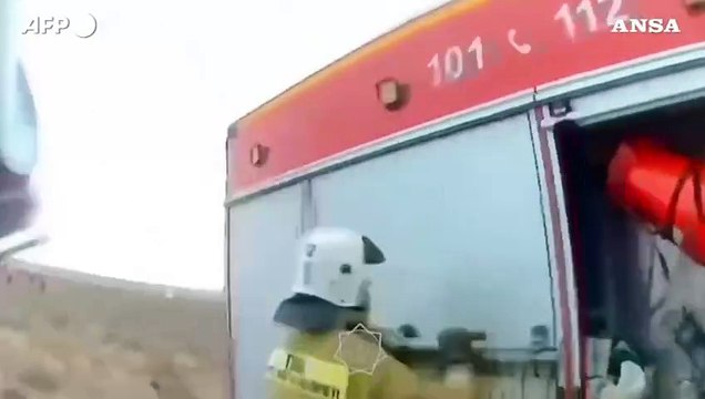 Aereo precipitato in Kazakistan, l'arrivo dei soccorsi sul luogo dello schianto