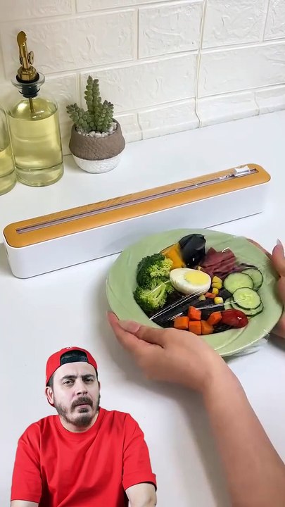 Plastic wrap dispenser