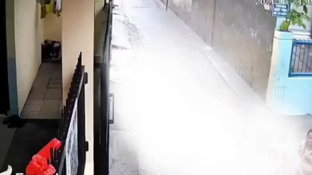Video capta momento en que niño muere al caer a una alcantarilla mientras jugaba en la lluvia