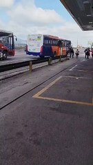 Acidente com carro desgovernado deixa 7 feridos em posto de gasolina na Dutra