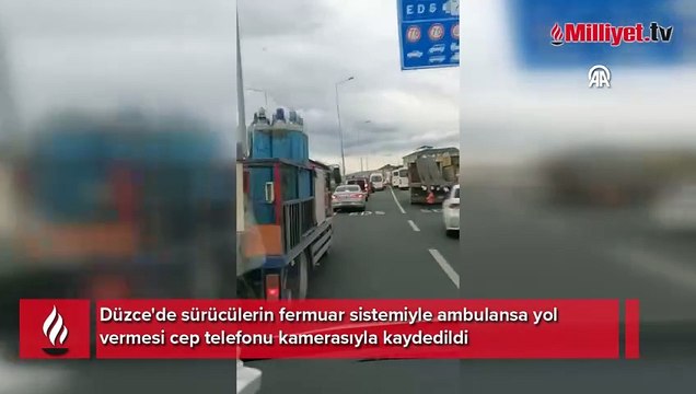 Fermuar sistemiyle ambulansa yol verilmesi kameralara yansıdı