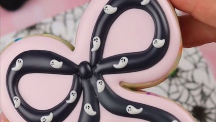 Gifted cookie artist wins Halloween with her fabulous take on coquette ghost bow cookie