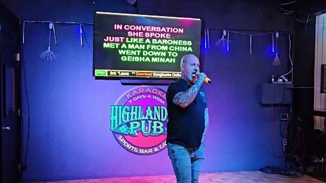 QUEEN - KILLER QUEEN (PERFORMED LIVE AT THE HIGHLANDER)