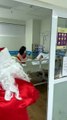 Avô se veste de papai noel para visitar neta de quatro meses internada em UTI de Fortaleza