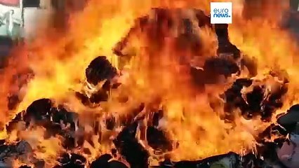 Novo governo sírio queima enorme quantidade de drogas apreendidas do antigo presidente Bashar Al-Assad