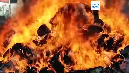 Siria: il nuovo governo brucia la droga di Assad, a fuoco un milione di pasticche di Captagon