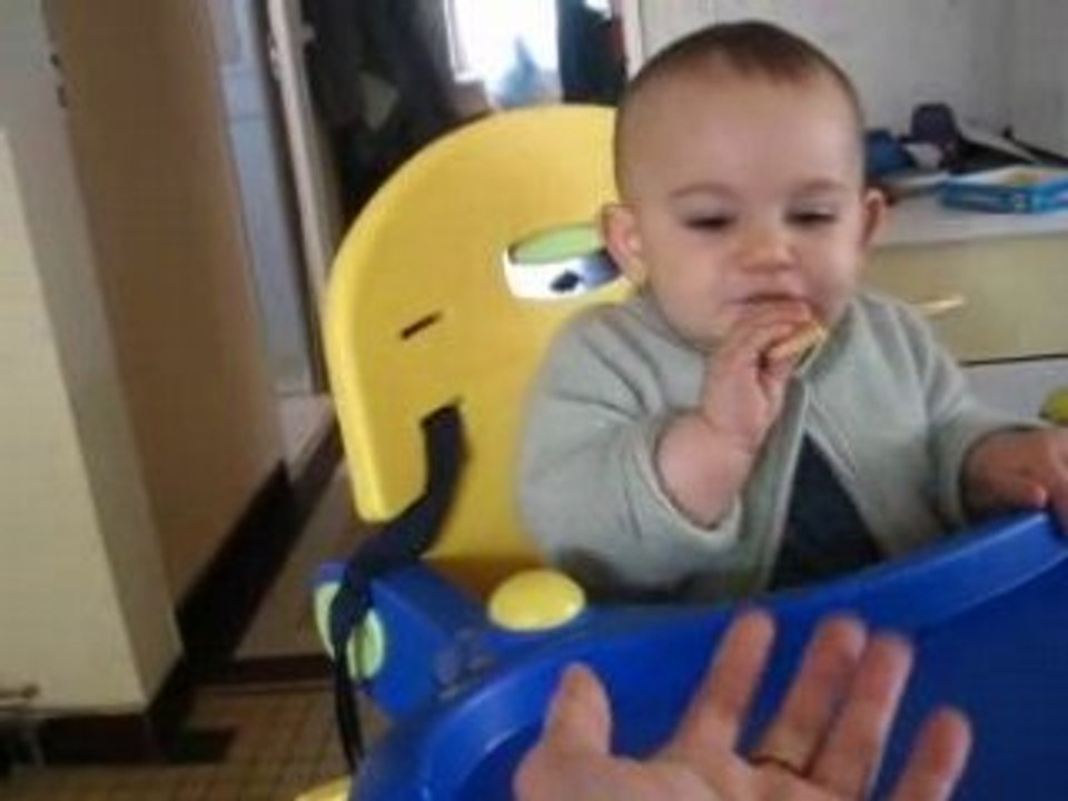 Luna mange son petit gâteau