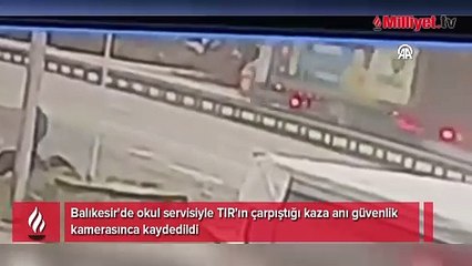 Balıkesir'de okul servisi ile TIR'ın çarpıştığı kaza kamerada
