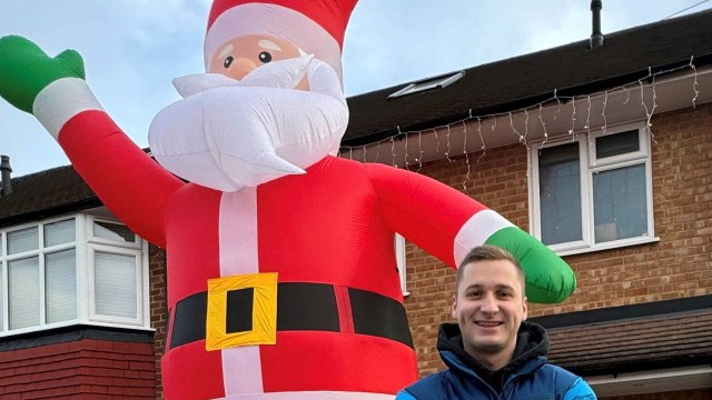 Mann bestellt aufblasbaren Weihnachtsmann, der größer ist als sein Haus