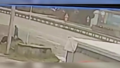 TIR ile okul servisi çarpışmıştı: Kaza anı güvenlik kamerasında