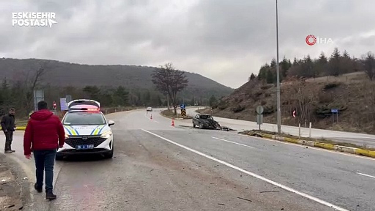 Eskişehir'de kavşakta çarpışan otomobiller hurdaya döndü