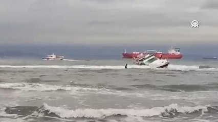 Tekirdağ'da fırtına nedeniyle su alarak yan yatan teknedeki 2 kişi kurtarıldı