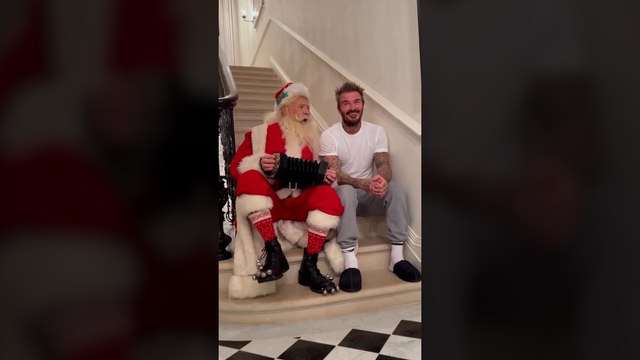 Beckham triunfa cantando villancicos con Santa Claus