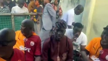 Osimhen Nijerya’da Galatasaray forması dağıttı