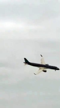 Los impactantes videos que captaron el momento del accidente del avión de Azerbaijan Airlines