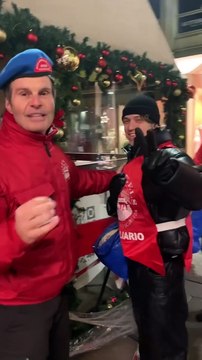 Irama ed Elena Rose insieme ai city Angels nella notte di Natale: abiti e sorrisi per i clochard di Milano