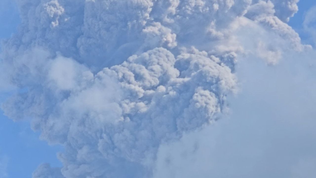 The Philippines: Eruption of Kanlaon Volcano leaves sky covered in smoke