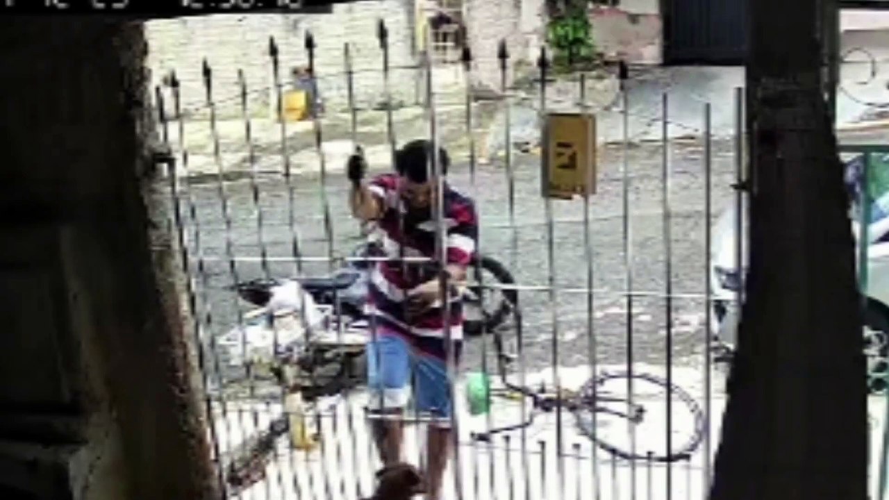 Mulher é agredida com filha no colo e tem cabelo cortado pelo companheiro