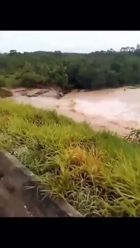 Ponte que liga cidades mineiras cai e interdita rodovias