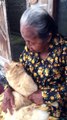 Nenek berbicara dengan kucing