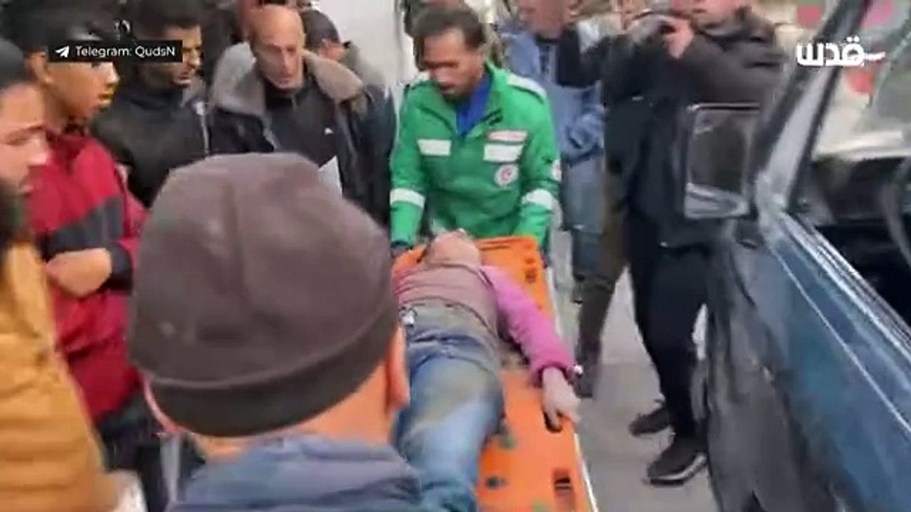 فلسطينيون-ينقلون-شـــهداء-وجرحى-الى-مستش_9