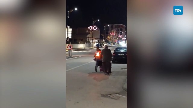 Hurdacılık yapan kadının, çocuklarını ısıtmak için arabasında ateş yakması yürekleri burktu