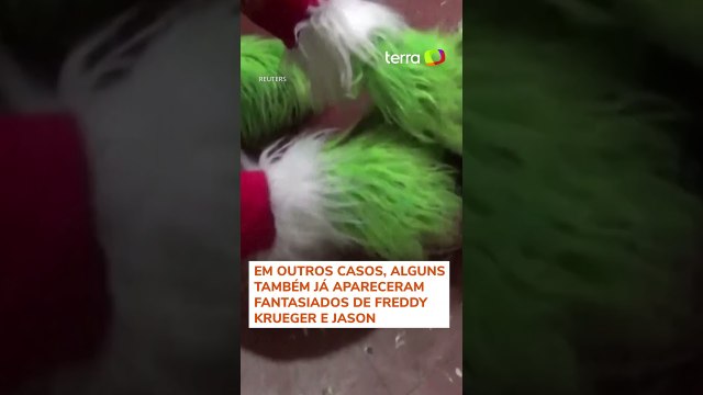 Policial fantasiado de ‘Grinch’ participa de operação para prender traficantes no Peru #shorts