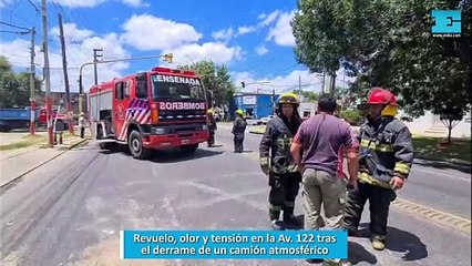 Revuelo, olor y tensión en la Av. 122 tras el derrame de un camión atmosférico