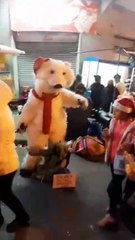 ¿Ya conoces al ‘osito navideño’? Recorre las calles céntricas de La Paz