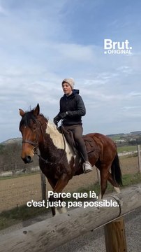 Il va au travail à cheval pour réduire sa facture de carburant