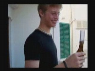 Tobi zeigt, wie man den Bierstürzer richtig macht 🍺