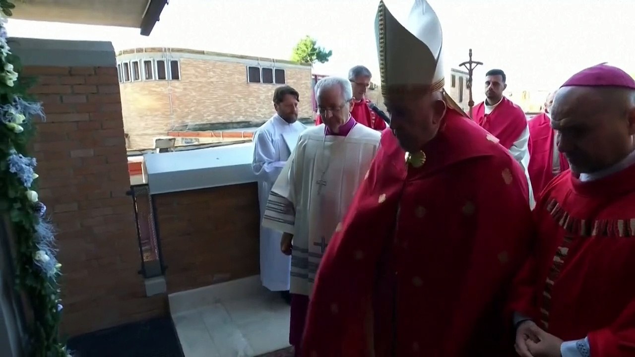 Franziskus öffnet Heilige Pforte in Gefängnis in Rom